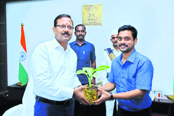 బాధ్యతలు స్వీకరించిన కొత్త కలెక్టర్‌ 1