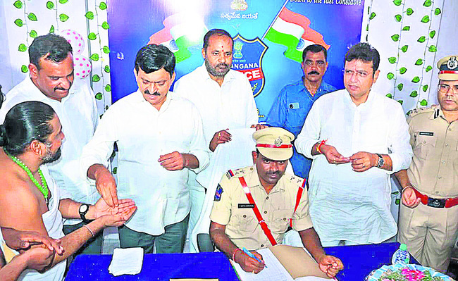 ‘గులాబీ’లకూ ఇళ్లు3