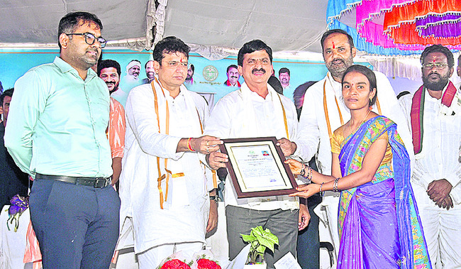 ‘గులాబీ’లకూ ఇళ్లు1