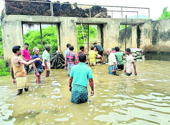 అస్తవ్యస్తంగా వరద కాలువలు1