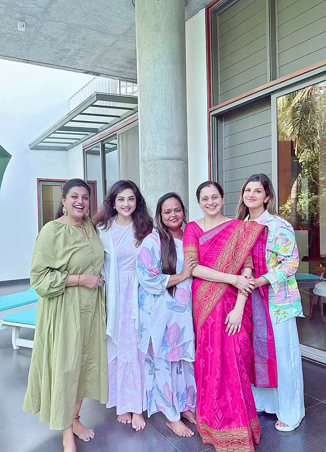 Tollywood Actress Roja And Meena 90s Queens Party Viral Photos11