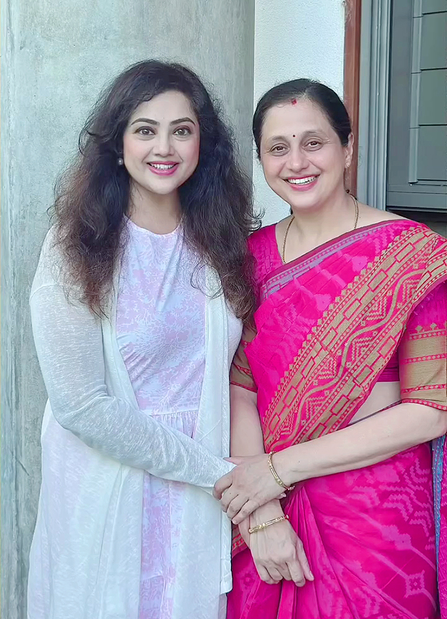 Tollywood Actress Roja And Meena 90s Queens Party Viral Photos14