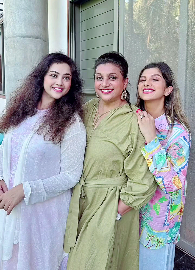 Tollywood Actress Roja And Meena 90s Queens Party Viral Photos15