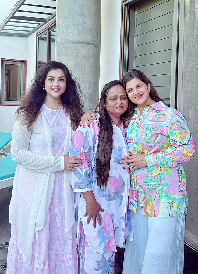 Tollywood Actress Roja And Meena 90s Queens Party Viral Photos3