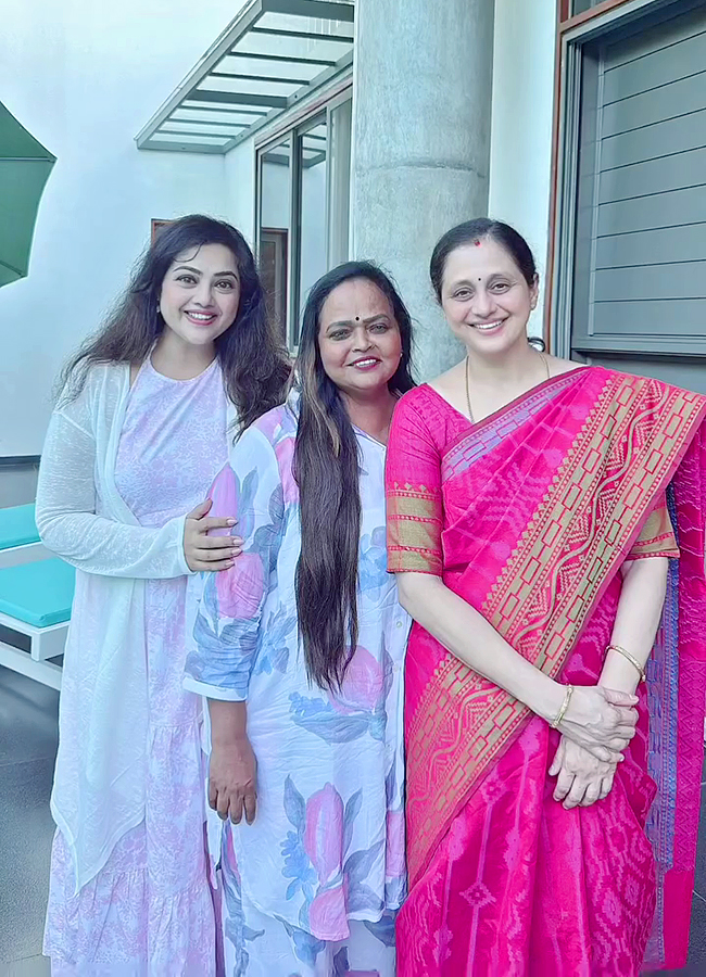 Tollywood Actress Roja And Meena 90s Queens Party Viral Photos5