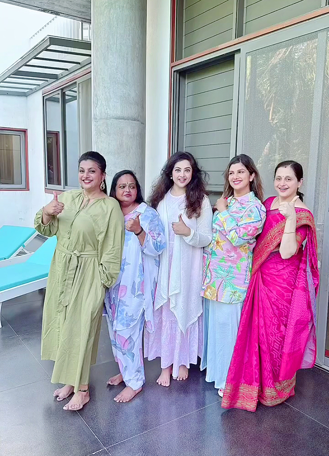 Tollywood Actress Roja And Meena 90s Queens Party Viral Photos8