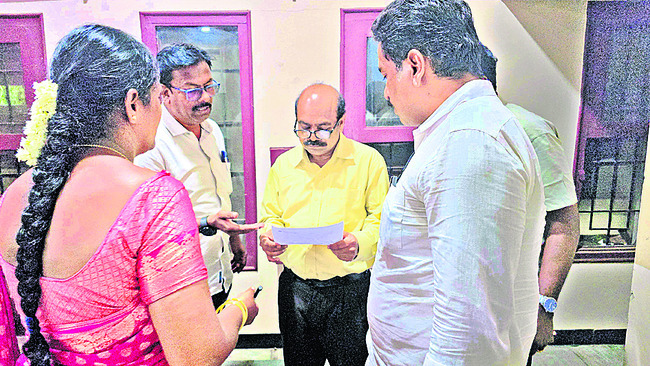 లేని ఖాళీ చూపించి.. వేదన మిగిల్చి 1