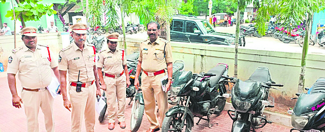 ద్విచక్ర వాహన దొంగల అరెస్ట్ 1