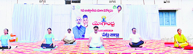 యోగాతో ఆరోగ్యం, ఆనందం1