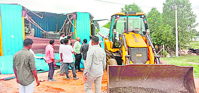 అక్రమ నిర్మాణాలను ఉపేక్షించం 1