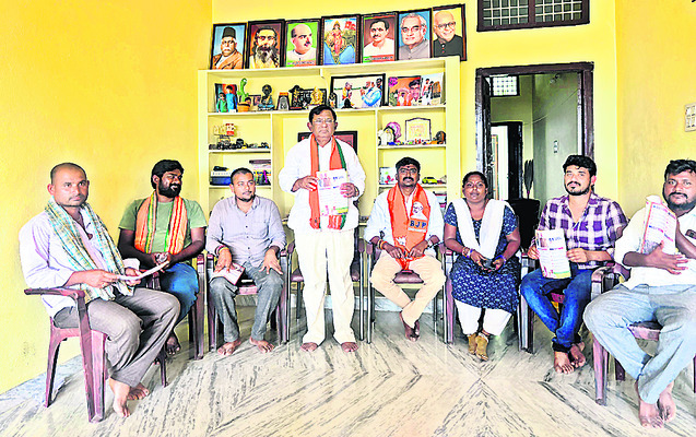పోడు భూముల సమస్యలు పరిష్కరించాలి1