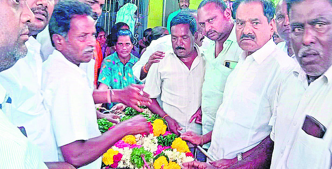 పరామర్శిస్తూ..భరోసానిస్తూ.. 1