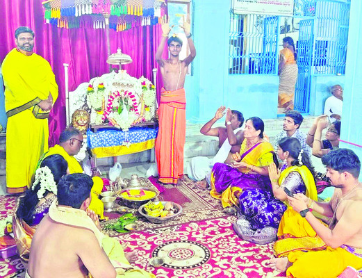 సామర్థ్యానికి మించి వాహనాల్లోకి ఎక్కించొద్దు1