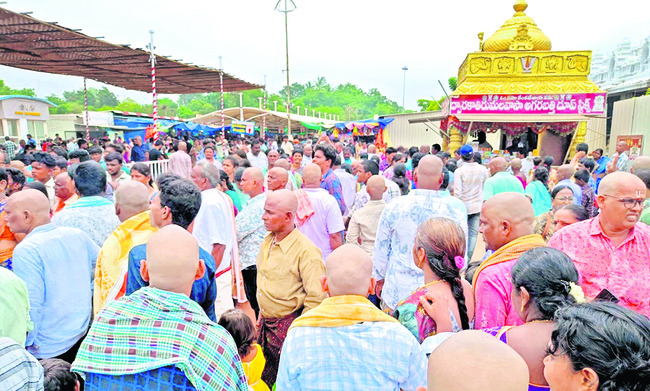 కిటకిటలాడిన శ్రీవారి క్షేత్రం 1