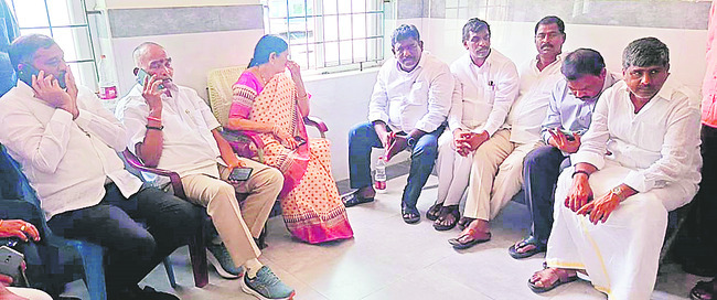 కార్యకర్తల వెన్నంటే ఉంటాం 1