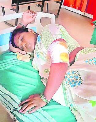 అదుపు తప్పిన లారీ 1
