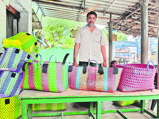 ప్లాస్టిక్ వైరు బుట్టలకు కేరాఫ్ మంటాడ 1