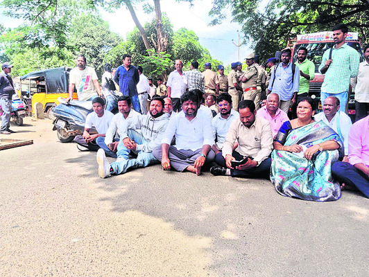 ఆక్రమణల తొలగింపులో ప్రేక్షకపాత్ర 1