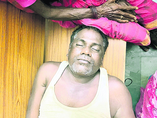పిడుగు పాటుకు ఫీల్డ్ అసిస్టెంట్ దుర్మరణం
2