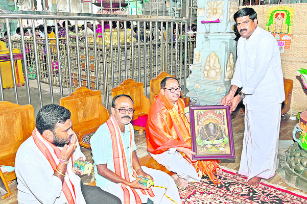 వరసిద్ధుని సేవలో పలువురు ప్రముఖులు 
1