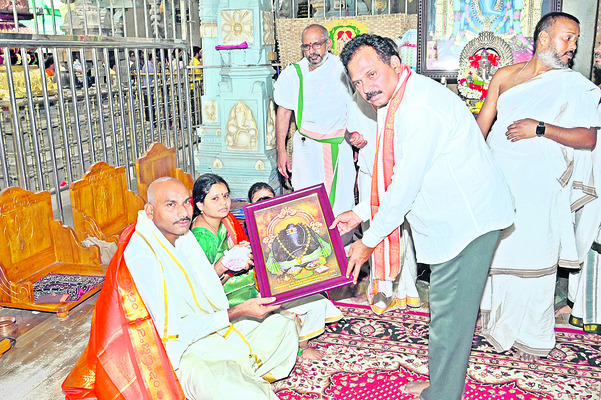 వరసిద్ధుని సేవలో పలువురు ప్రముఖులు 
3