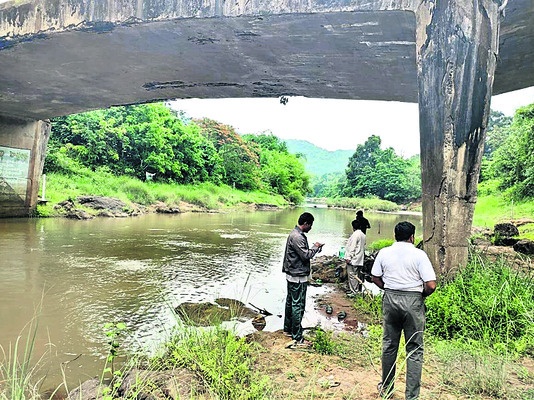 వాగులో ఇద్దరు యువకుల గల్లంతు1
