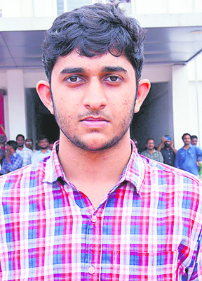 నీట్గా మెరిశారు1