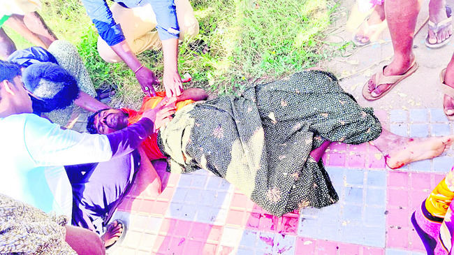 జవాన్ కుటుంబానికి చెక్కు పంపిణీ 1