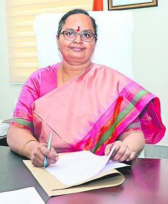 బాధ్యతలు స్వీకరించిన కలెక్టర్ 2