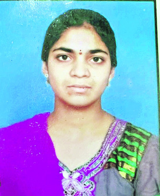 విద్యార్థులకు బంగారు పతకాలు2