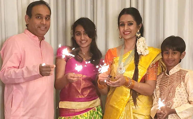 Actress Laya Gorty Wedding Anniversary Photos8