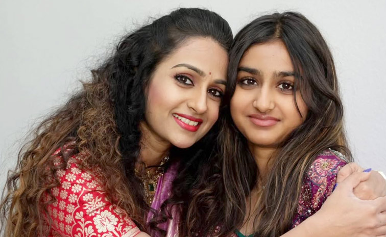 Actress Laya Gorty Wedding Anniversary Photos11