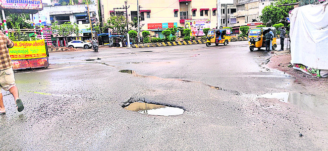 అడుగుకో గుంత.. తప్పని చింత1