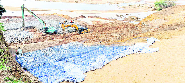 ప్రారంభ దశలోనే కరకట్ట నిర్మాణ పనులు1