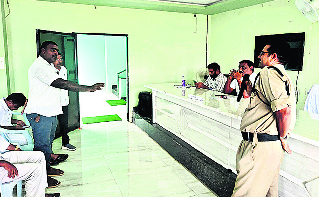 హైస్కూల్ చెంతనే మద్యం షాపు 1