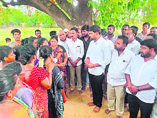 ముక్కంటీశుని ఆలయం కిటకిట1