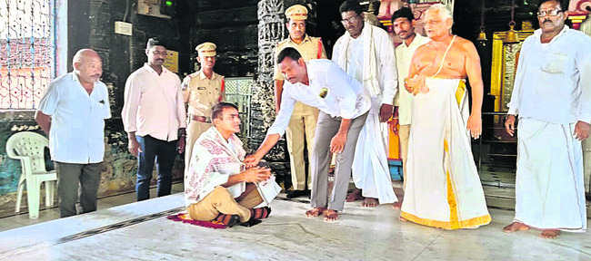 లక్ష్మీనారాయణస్వామి ఆలయంలో డీఐజీ పూజలు1