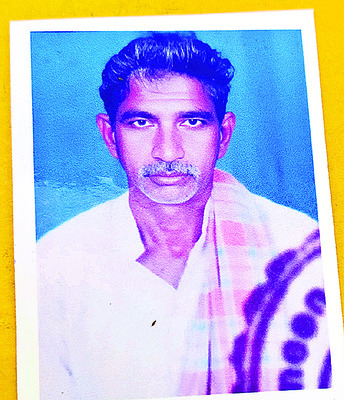 బడుగులపై కూలిన గోడ..!1