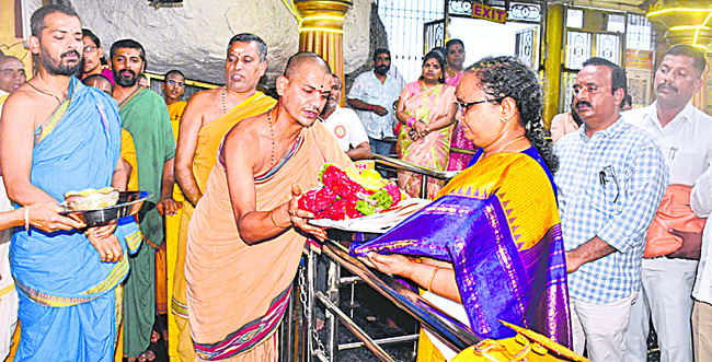 విద్యాధరి సేవలో నూతన కలెక్టర్1