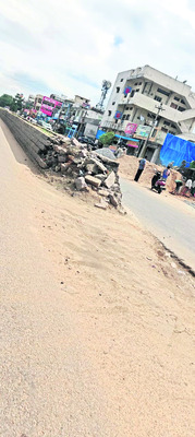అసంపూర్తిగా డివైడర్ల నిర్మాణం 1