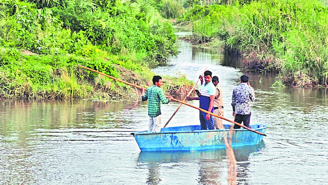 ‘లజ్జబండ’ను దాటుతూ జారిపడి..
1