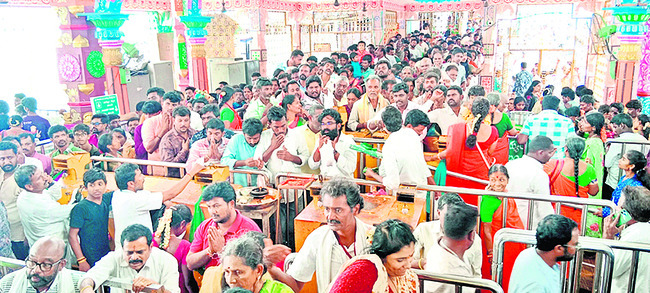 కిటకిటలాడిన బోయకొండ
1
