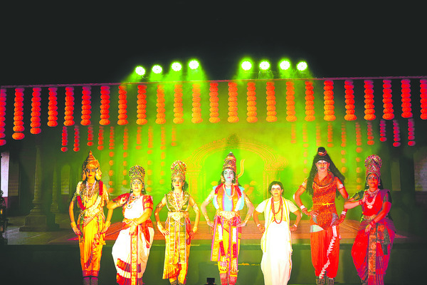 రత్నగిరికి పోటెత్తిన భక్తులు 1