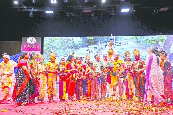 రత్నగిరికి పోటెత్తిన భక్తులు 2