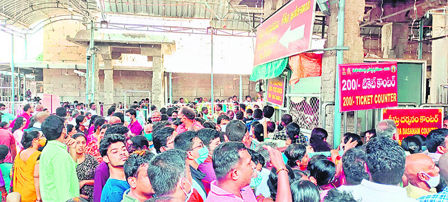 ముక్కంటీశుని ఆలయం కిటకిట2