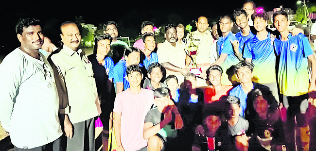 ఫుట్‌బాల్‌ విజేతలకు ట్రోఫీలు 1