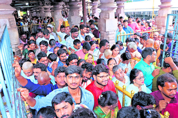 శ్రీశైలంలో భక్తుల సందడి 1