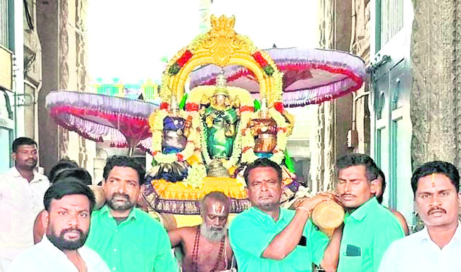 ముక్కంటీశుని ఆలయం కిటకిట3