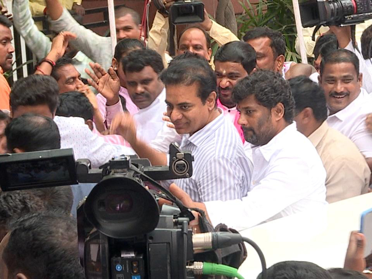 KTR With BRS Cadre At Telangana Bhavan Before ACB Inquiry Photos10