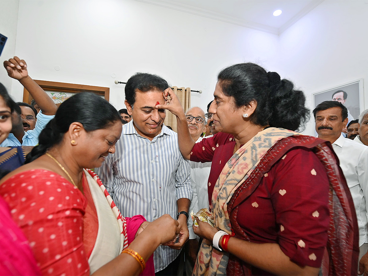 KTR With BRS Cadre At Telangana Bhavan Before ACB Inquiry Photos2